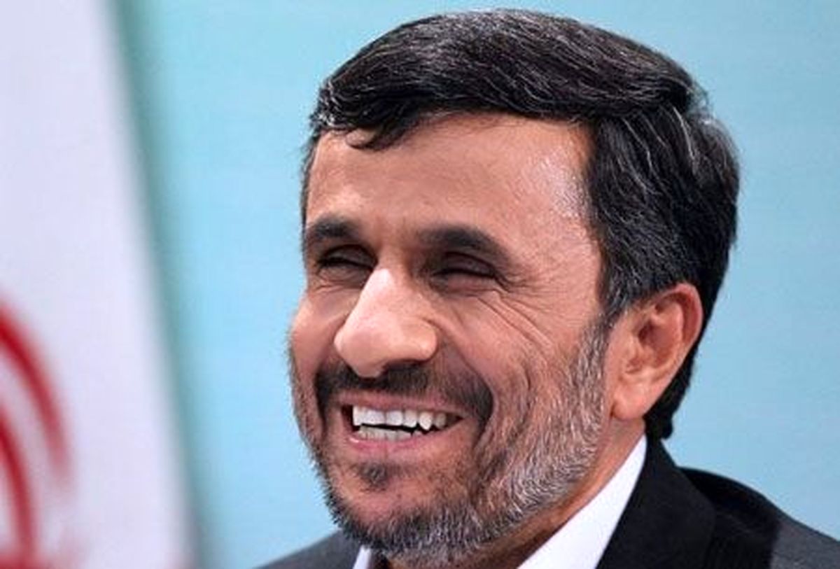 استایل خاص احمدی‌نژاد در حال عکاسی + عکس 